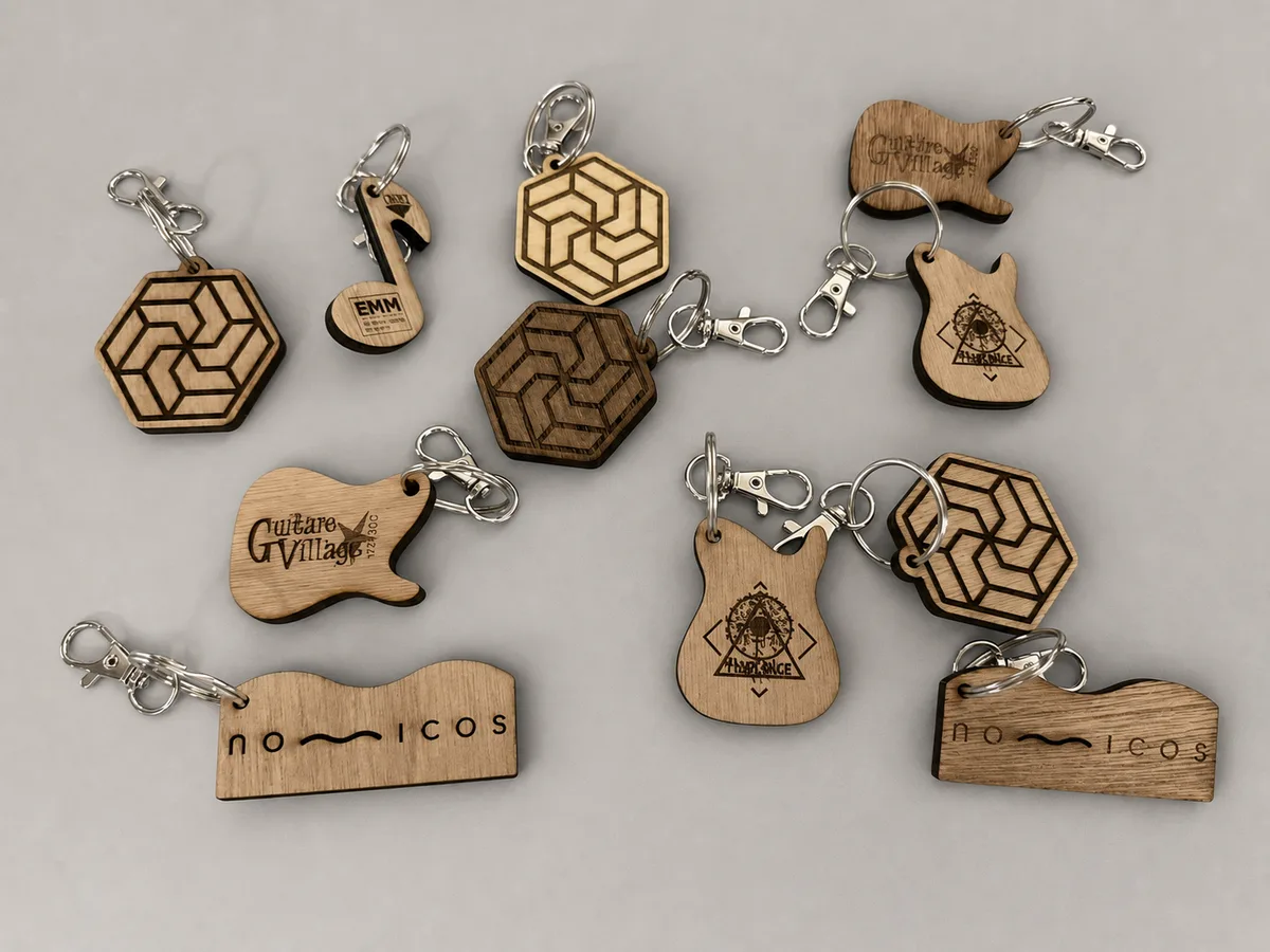 Assortiment de porte-clés en bois gravés sur fond neutre