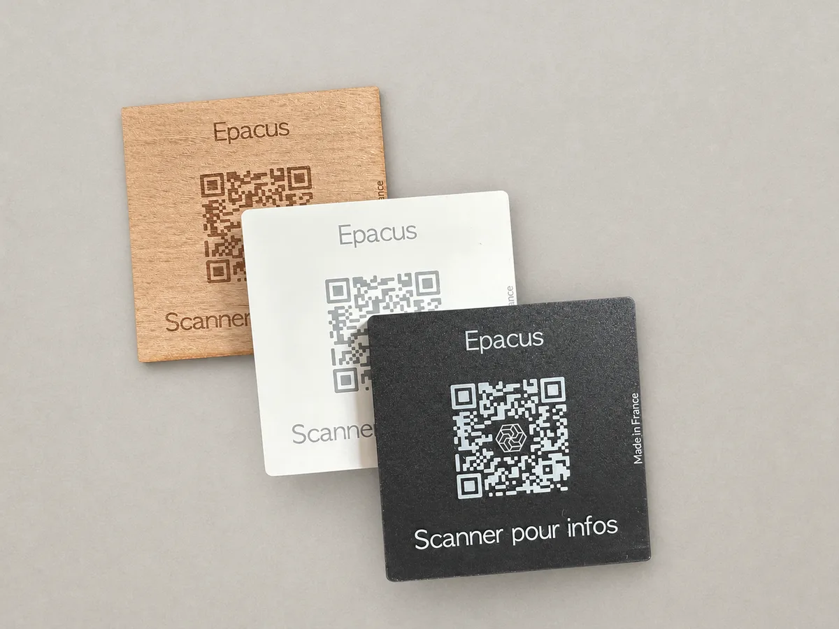 Trois plaques QR code Epacus en bois et en acrylique sur fond neutre